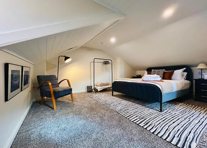 Apartment Style Off St Parking Mins To Dwtn