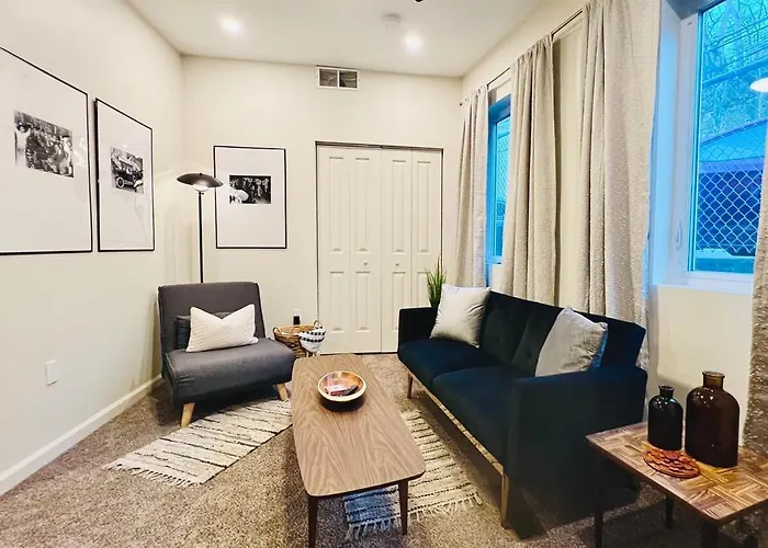 Apartment Style Off St Parking Mins To Dwtn