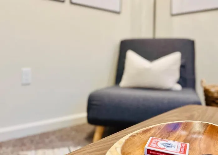 Apartment Style Off St Parking Mins To Dwtn