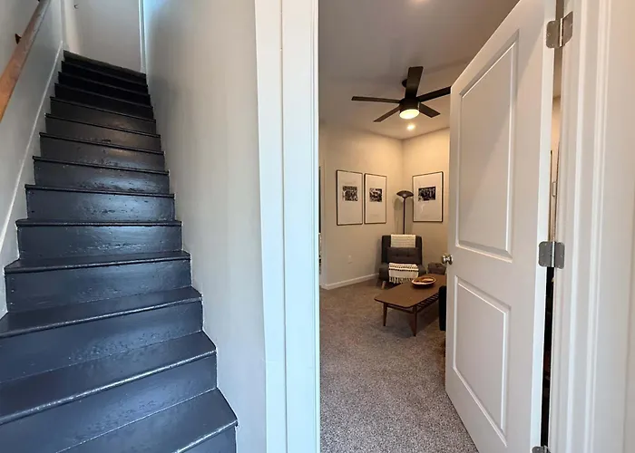 Apartment Style Off St Parking Mins To Dwtn *