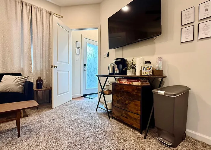 Apartment Style Off St Parking Mins To Dwtn *